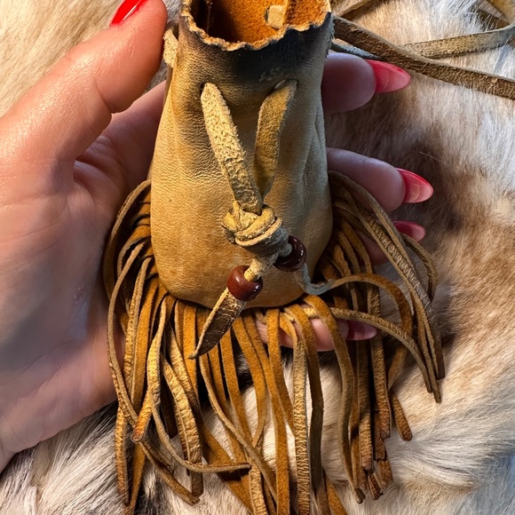 18th Century Native American Leather Medicine Bag & Brown Bess Flints - Picture 5 of 10